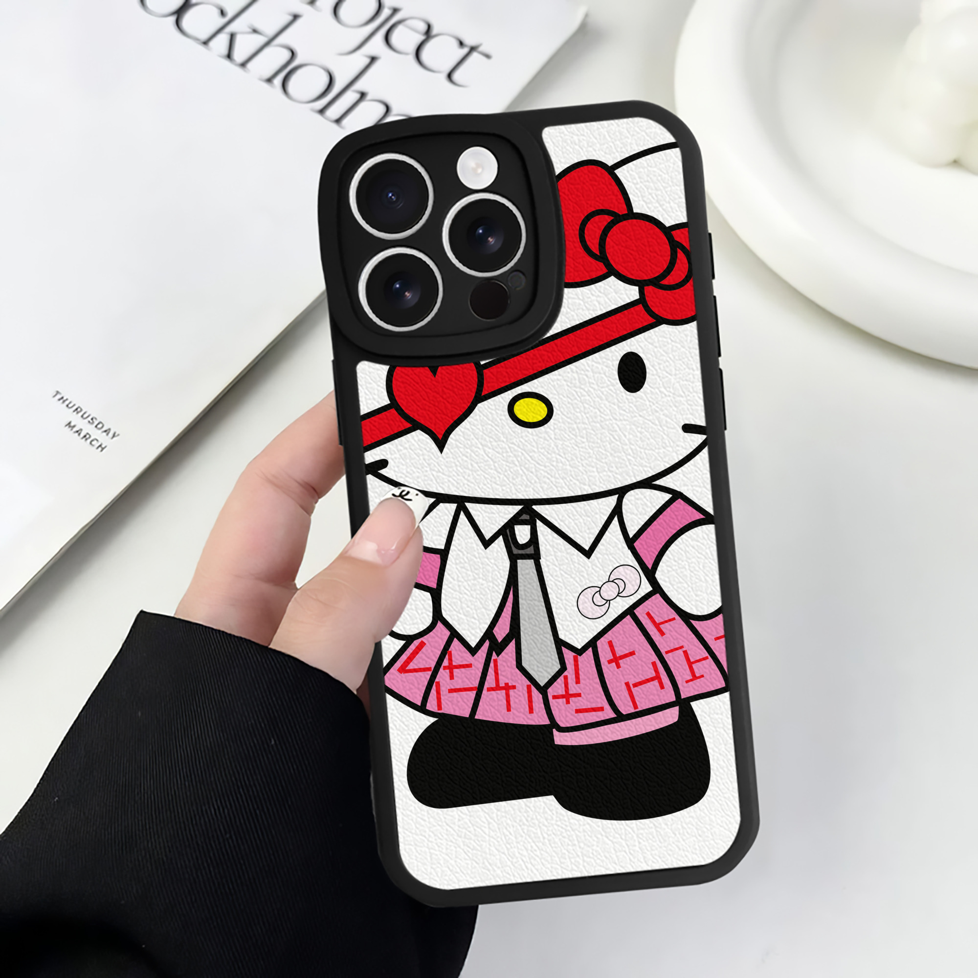 （画像用） Hello Kitty ハローキティ 【iPhone 16シリーズ対応】シリコンスマホケース（レザー調） 材質：シリコン